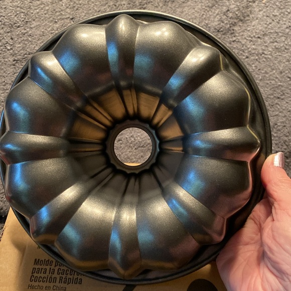 Never Used Pampered Chef Fluted Cake Pan - Picture 11 of 11